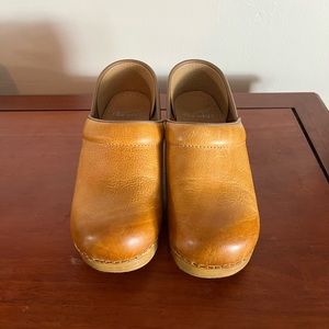 Size 35 Dansko tan leather clog, gently worn, great condition.